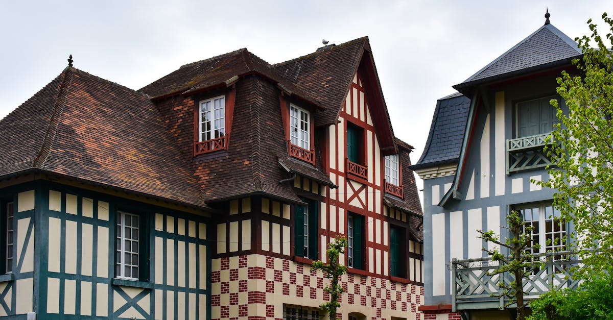 découvrez honfleur, charmante ville portuaire normande, célèbre pour son vieux port pittoresque, ses maisons à colombages et son ambiance artistique. idéale pour une escapade romantique ou une exploration culturelle.